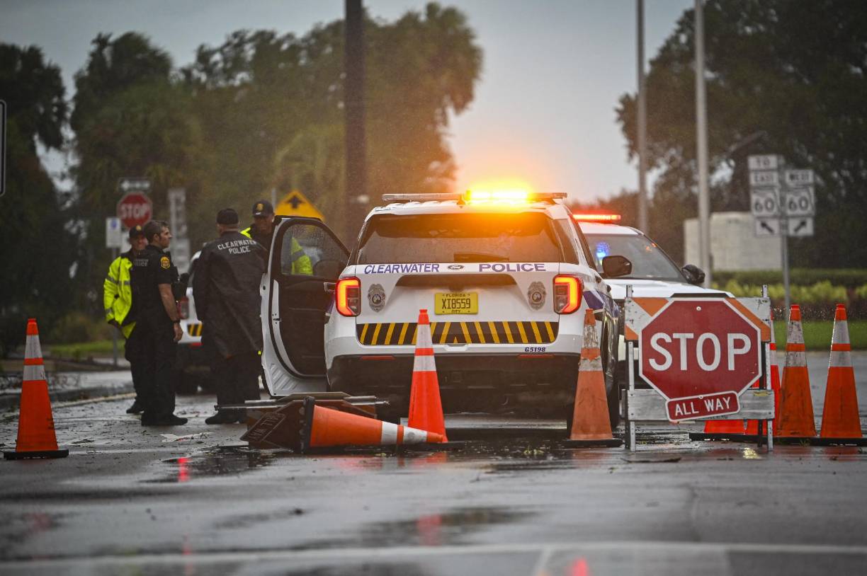La policía de Clearwater cerró un puente tras el paso de Idalia por la zona.
