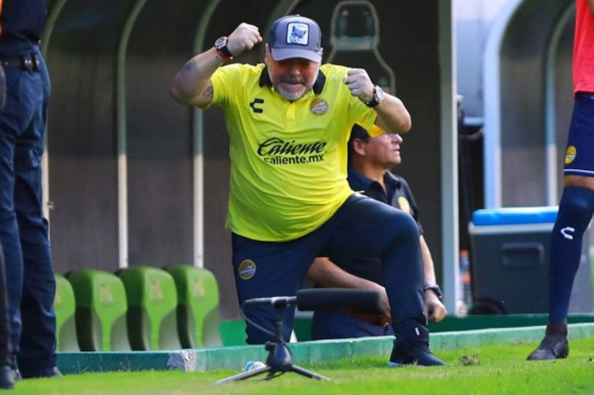 Maradona se volvió loco festejando el gol del triunfo de Dorados.