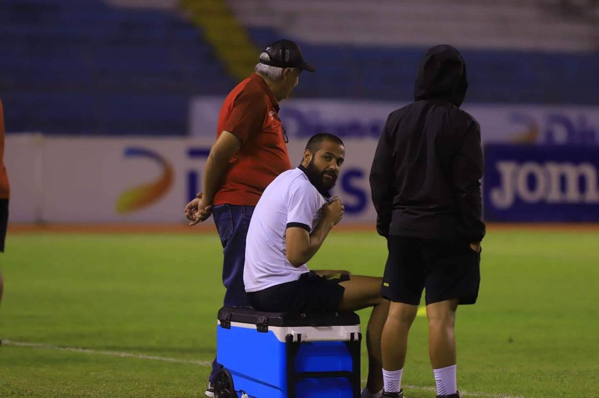 Edrick Menjívar recibió descanso y no fue uniformado para el Clásico ante Marathón. Pedro Troglio lo guardó pensando en el juego de vuelta frente al Atlas en México.