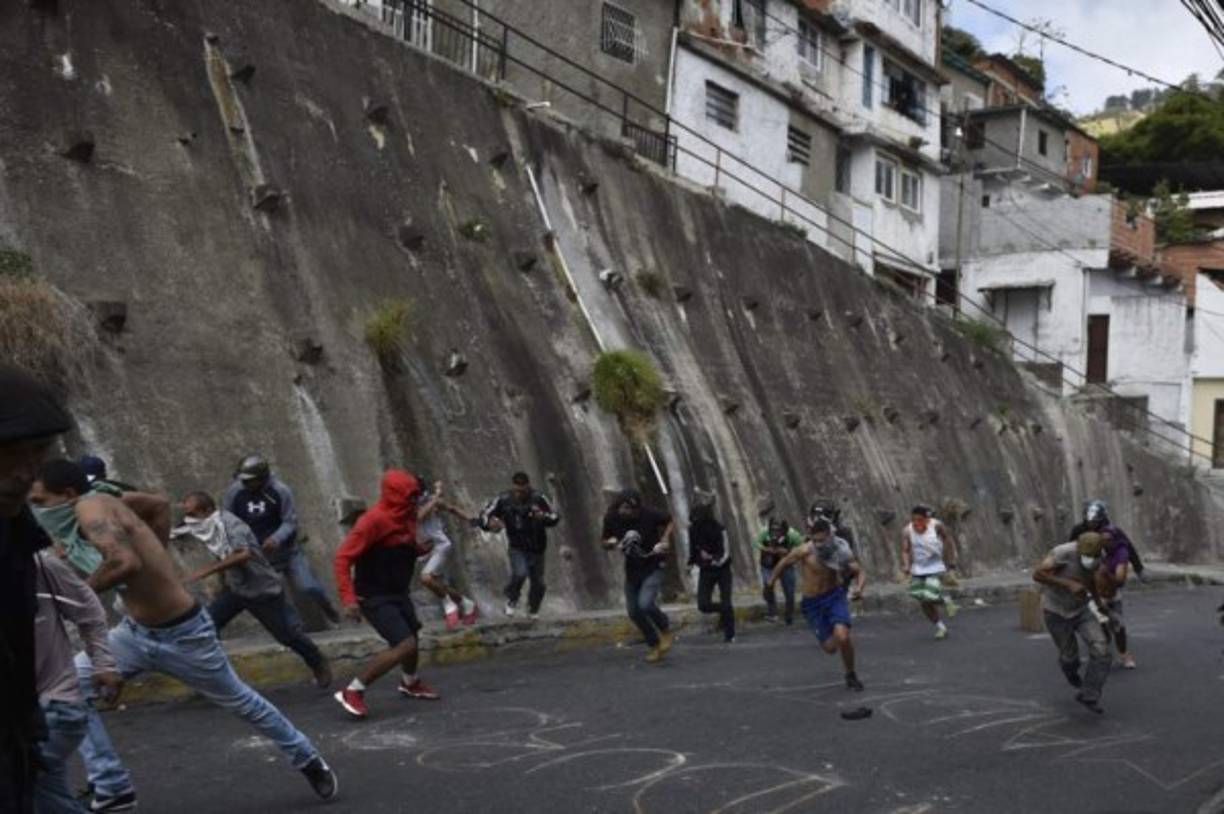 La mayoría de las manifestaciones ocurrieron en sectores populares para apoyar la sublevación contra el presidente venezolano Nicolás Maduro.