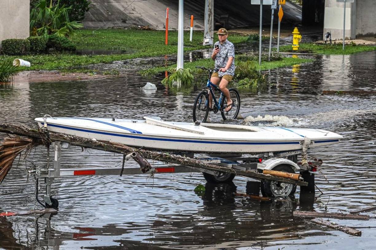 Un bote queda varado en la costa después del huracán Ian en Fort Myers, Florida.