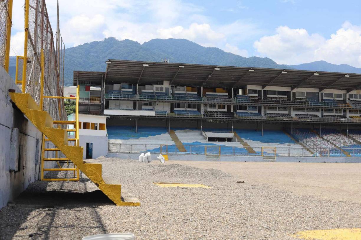 Ahora mismo los avances en el estadio Morazán están en un 65% de su etapa final, pues ya tiene instalado el sistema de drenaje y solo falta la instalación del nuevo césped.