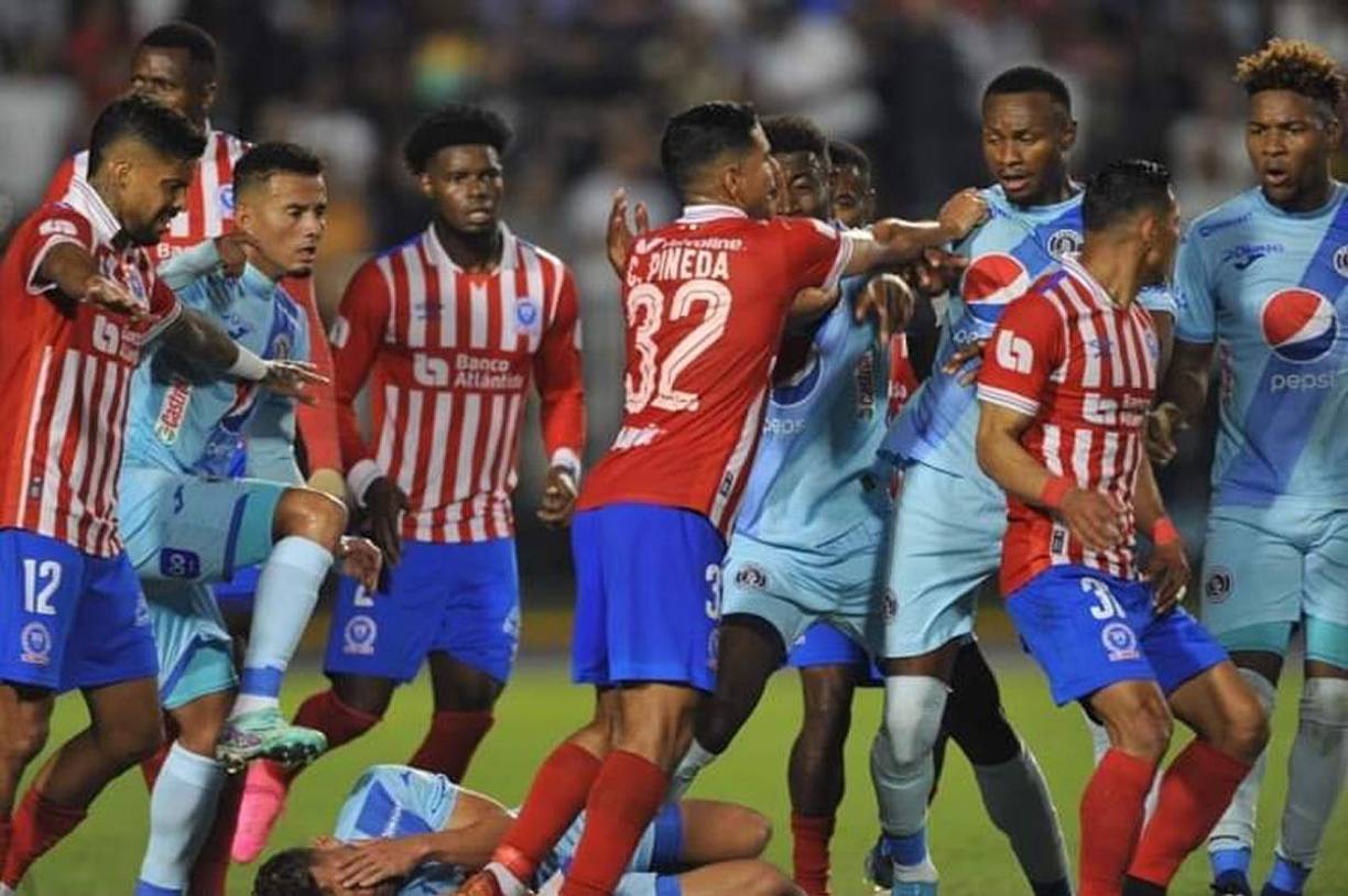 En los minutos final del partido, los jugadores de Motagua y Olimpia protagonizaron un tremendo zafarrancho.