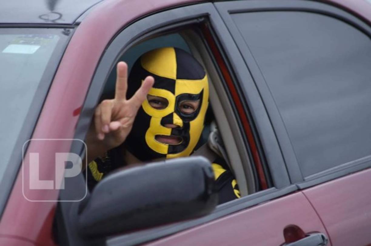 Hasta con máscaras con los colores aurinegros llegaron los hinchas.