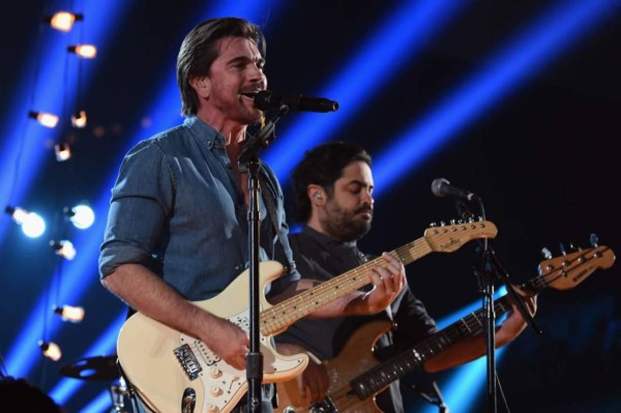 Juanes cantó en español el tema 'Juntos'.