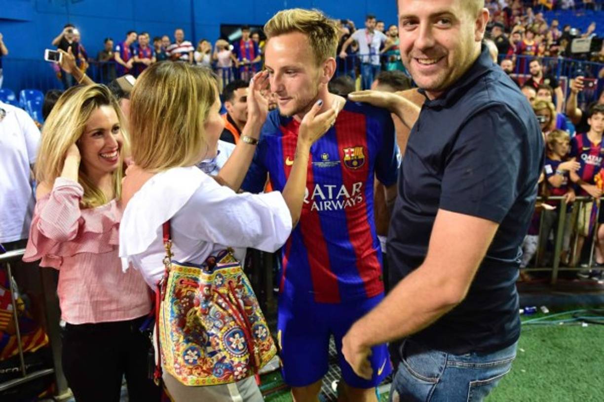 Ivan Rakitic celebra con su mujer Raquel Mauri.
