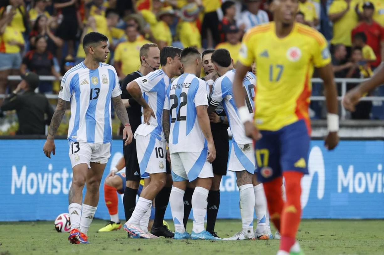 El mal perder de los jugadores de Argentina. Tras el final del partido, se fueron encima del árbitro a hacerle fuertes reclamos.
