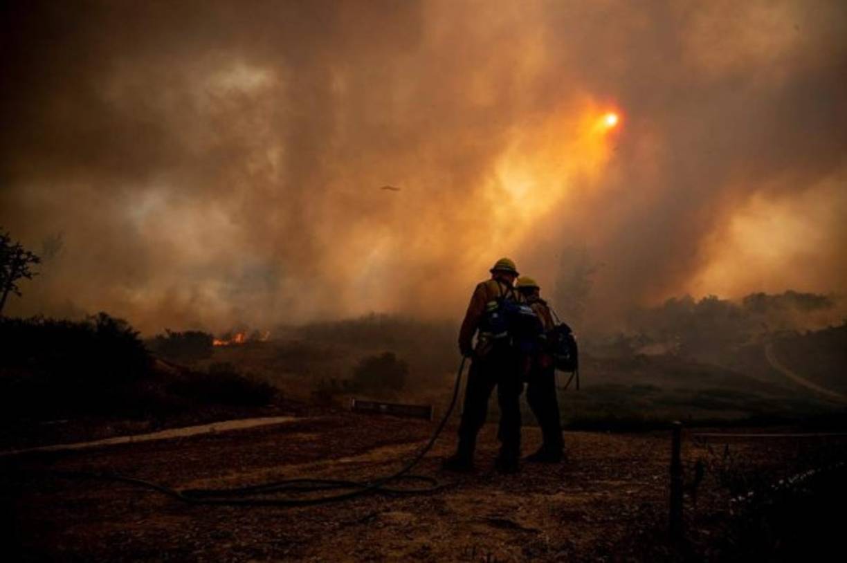 El fuego, bautizado por las autoridades como 'Silverado', empezó a avanzar sobre las 6:45 hora local (13:45 GMT) en el condado de Orange, a unos 50 kilómetros de Los Ángeles, informó el cuerpo de bomberos de ese condado en su cuenta de Twitter.<br/>