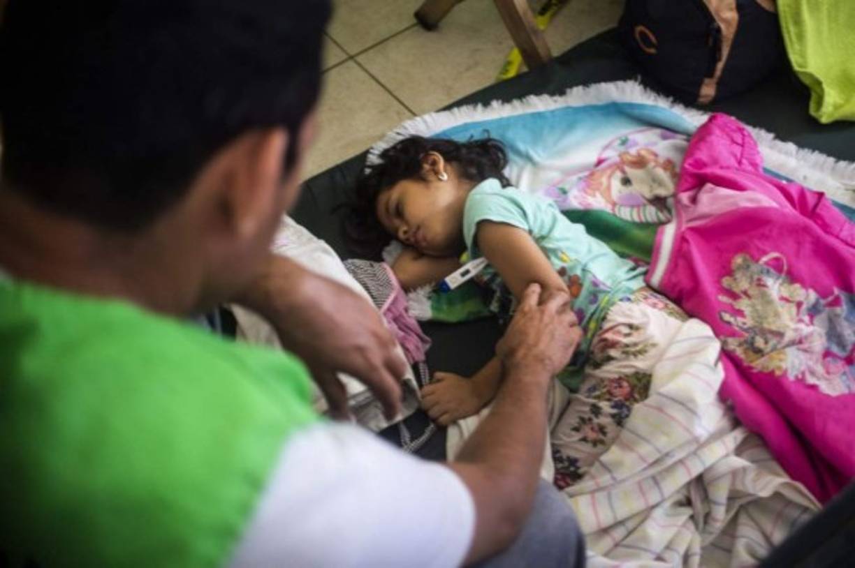 Una pequeña duerme en un albergue para migrantes.