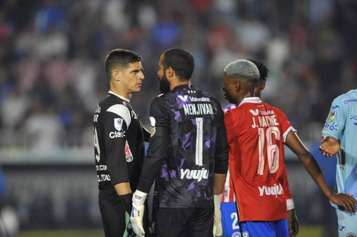 Los porteros Jonathan Rougier y Edrick Menjívar se encararon durante la trifulca en los minutos finales del partido.