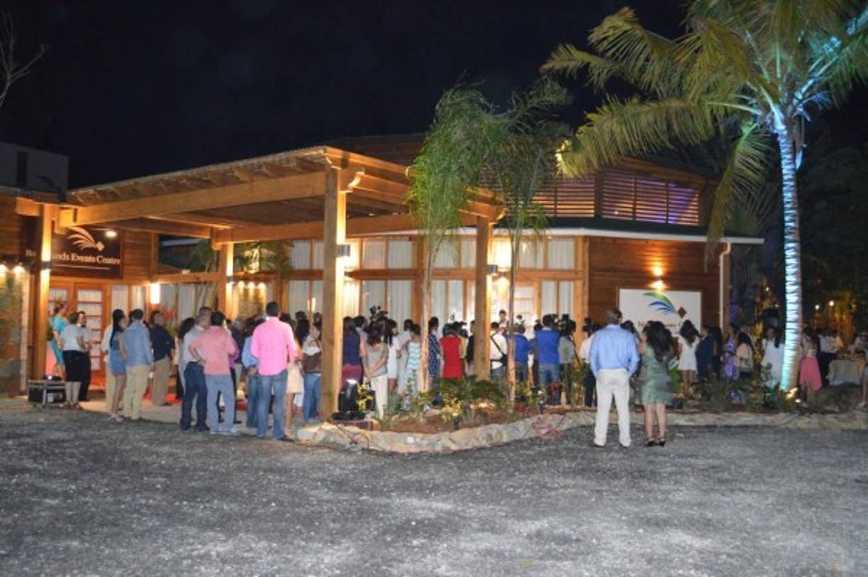 El acto de inauguración fue en las afueras del lugar.