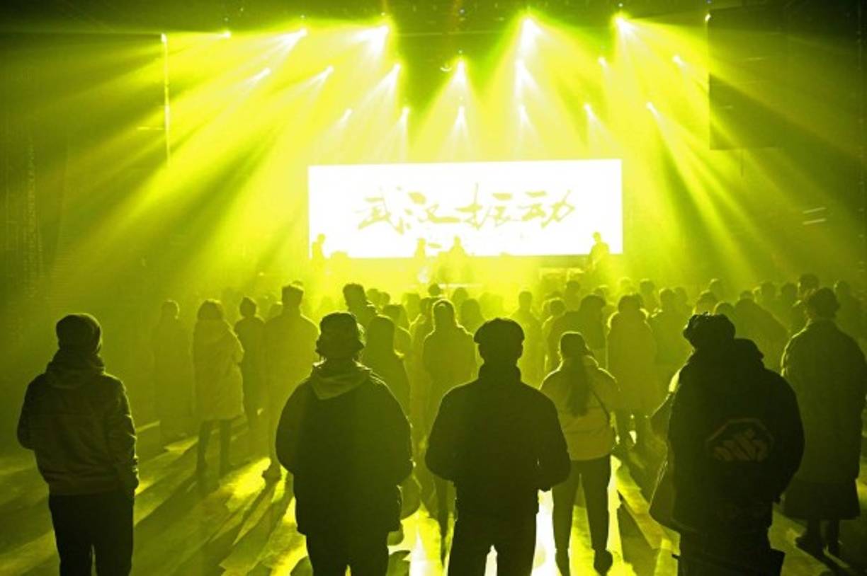 La mayoría eran jóvenes sin miedo a contagios -Wuhan sumó su último caso de covid por transmisión local a mediados de mayo- y 'con ganas de recuperar el tiempo perdido', agregó una sonriente chica identificada como Wu y ataviada con unas orejitas de conejo postizas.