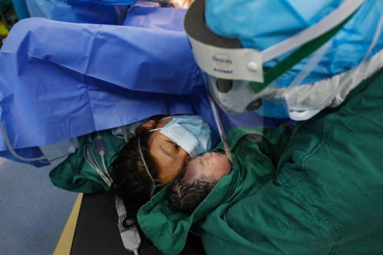 Miles de madres han dado a luz en solitario en plena cuarentena por el coronavirus.