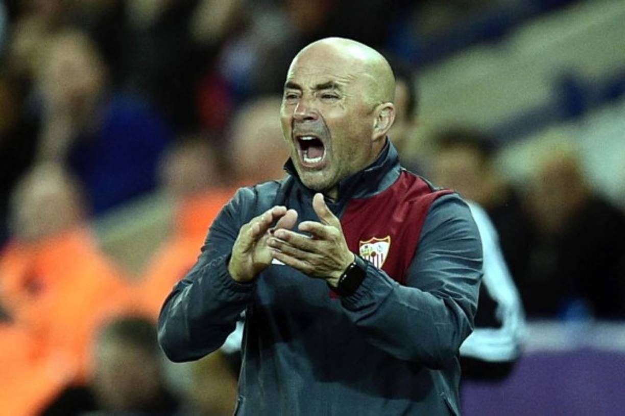 Jorge Sampaoli no entrenará al Barcelona la próxima temporada. El actual técnico del Sevilla había sonado como uno de los posibles recambios a Luis Enrique. Sin embargo, no será el próximo inquilino del banquillo azulgrana. Según Catalunya Radio, en su contra juega el hecho de que no conoce en profundidad al club. Además, el Barcelona ya tuvo un precedente similar cuando contrataron al 'Tata' Martino, una apuesta que no salió bien y que apenas duró un año.