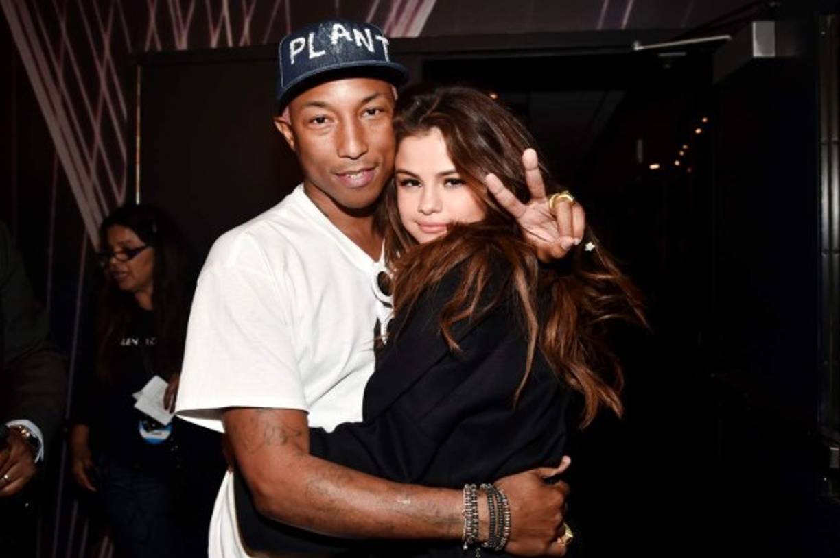 Pharrell Williams abraza a Selena Gomez.