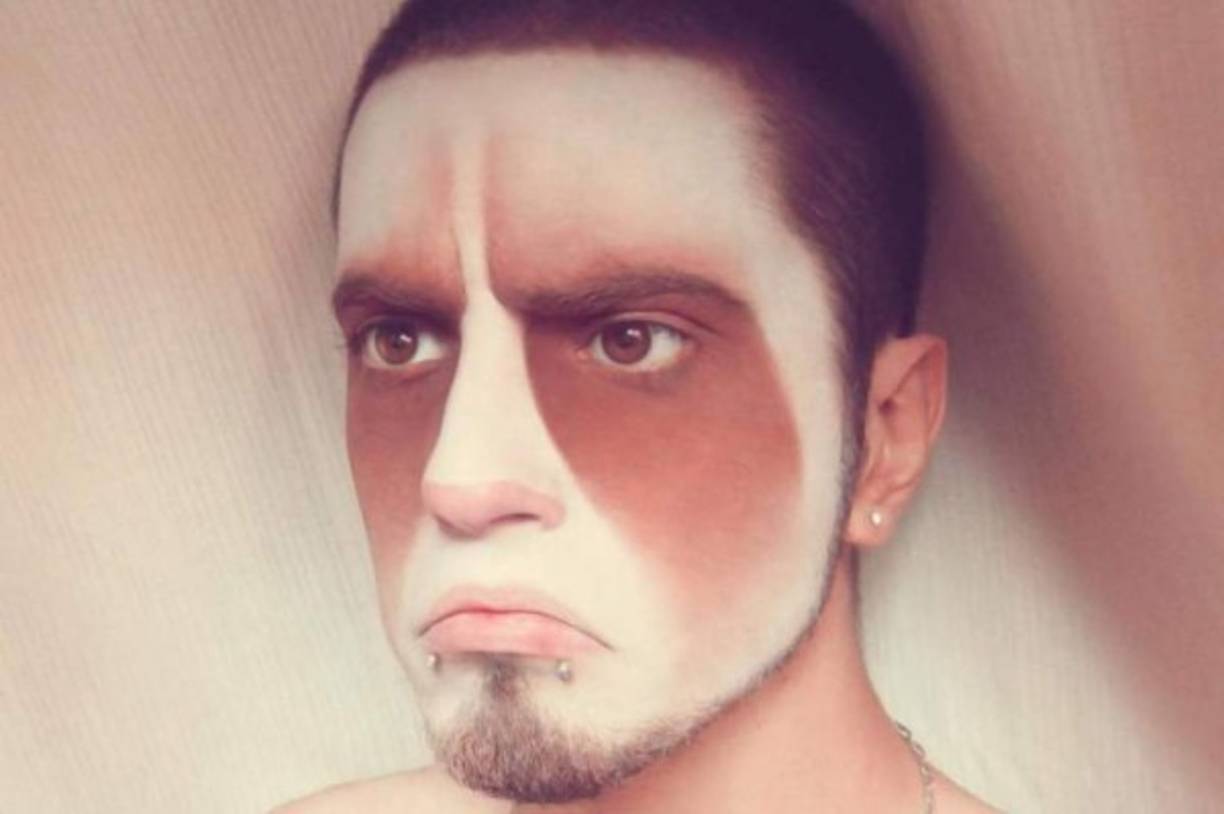 Luis también se aplica maquillaje en su impresionante transformación.