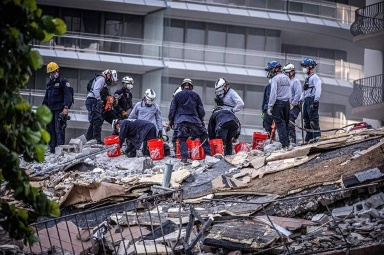 'Nuestra experiencia es que durante las primeras 72 horas hay muchas posibilidades de que la gente siga viva ahí dentro', aseguró a la cadena CBS el bombero del condado de Miami-Dade Danny Cardeso.
