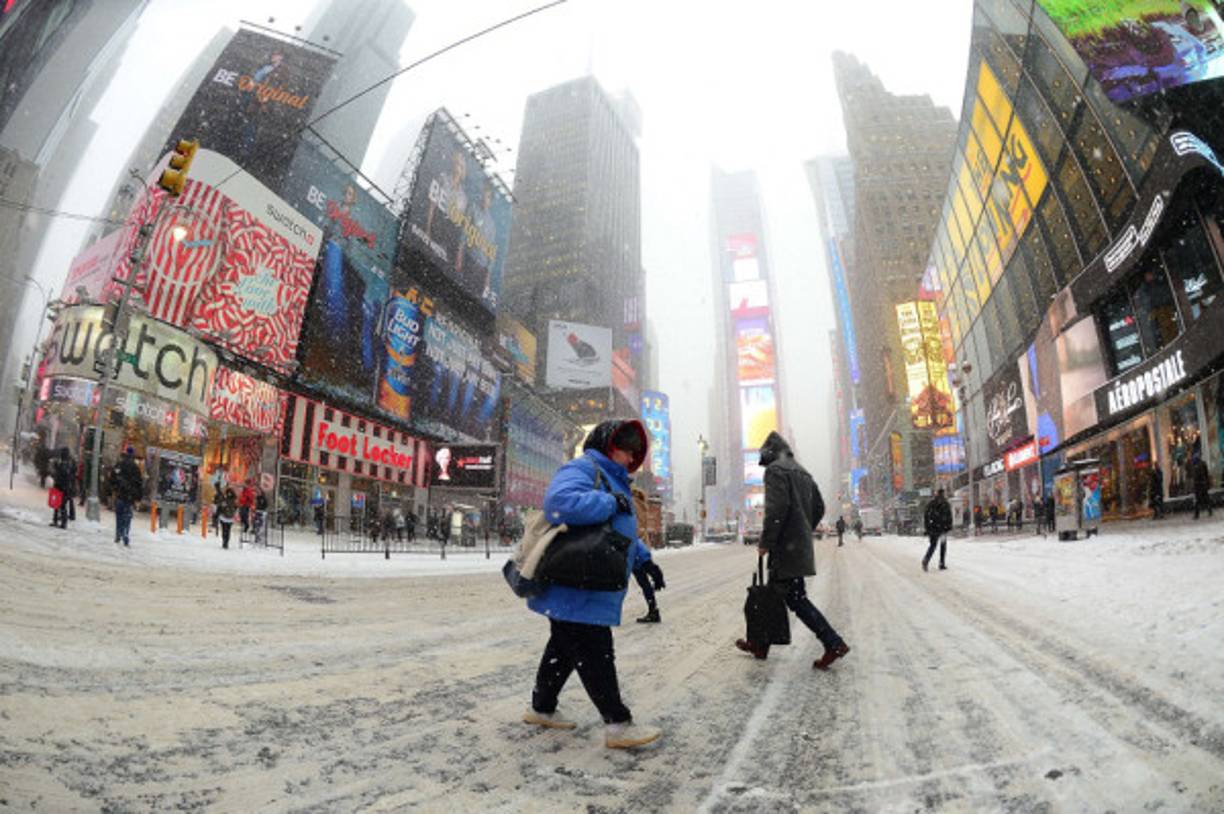 El famoso Times Square cubierto de nieve.