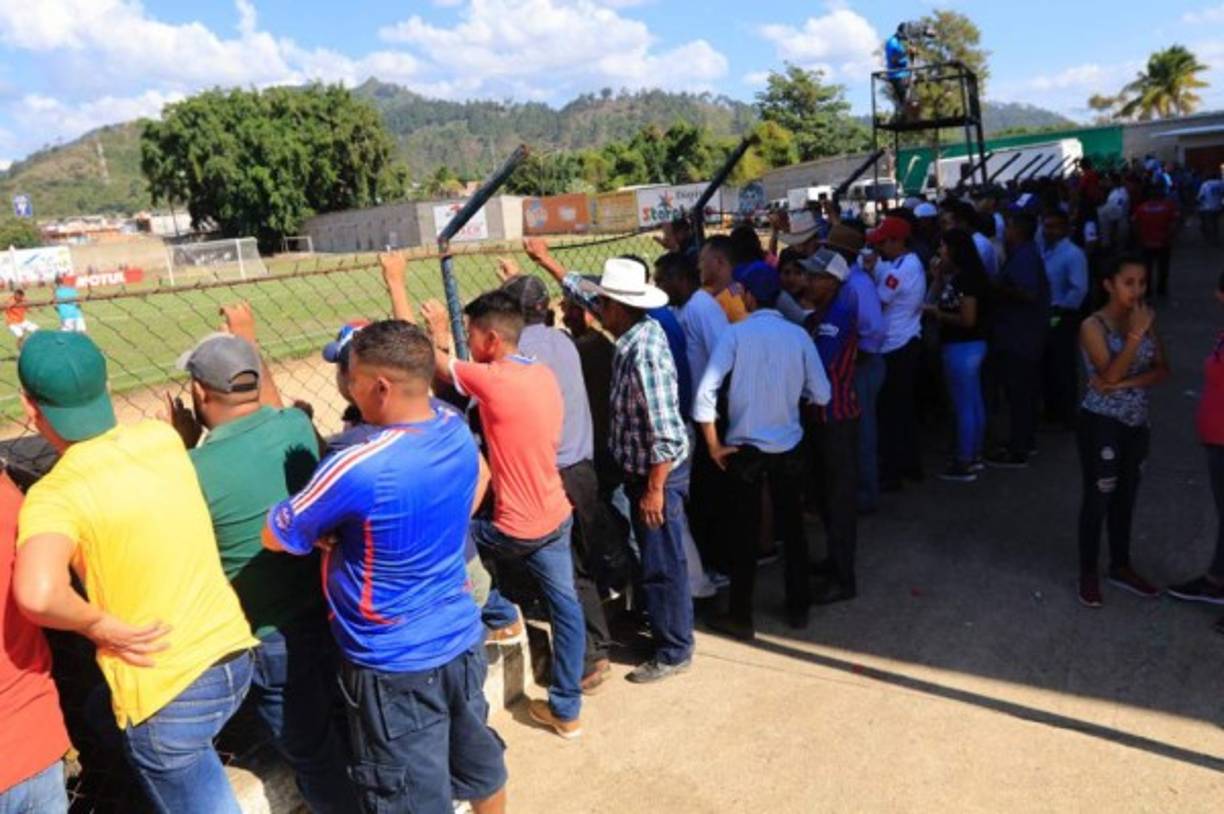 Ellos no se quisieron perder de ver al Olimpia y hasta de pie han disfrutado del juego.