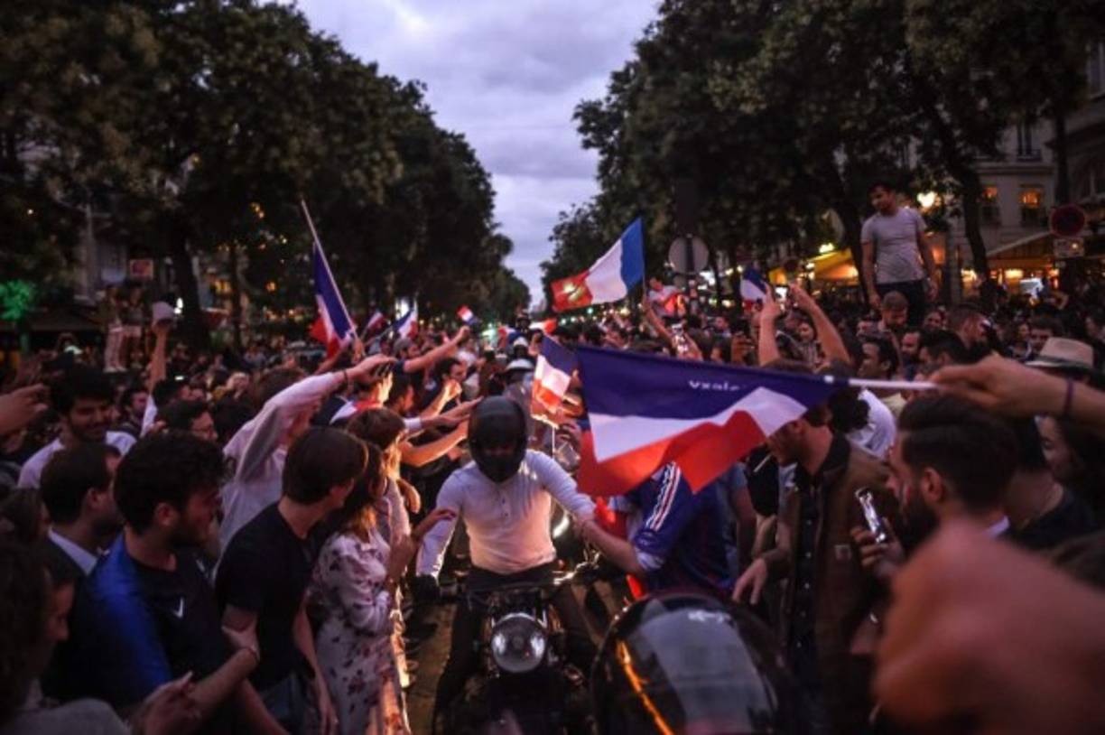 Una concurrida caravana llegó hasta el centro de París, como parte de los festejos por la clasificación de los Galos a la final del Mundial.