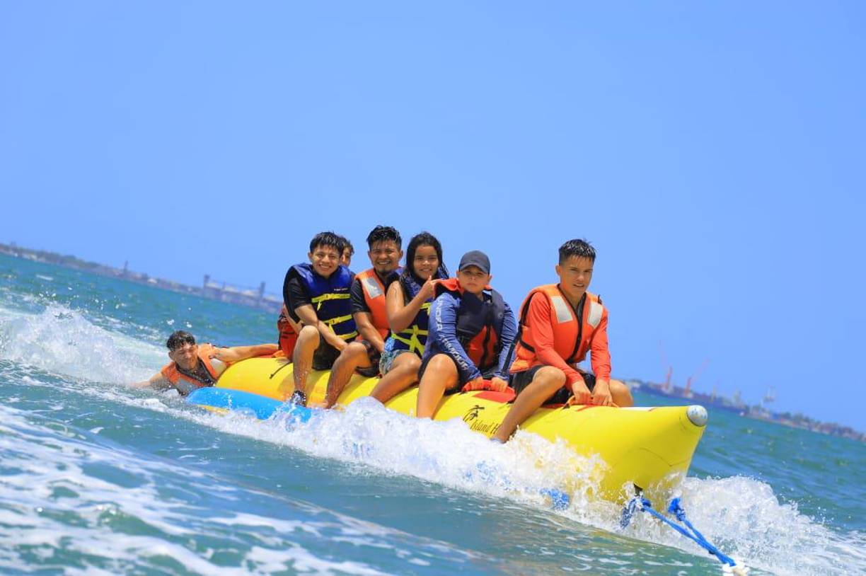 Los más jóvenes disfrutan de este divertido momento. 