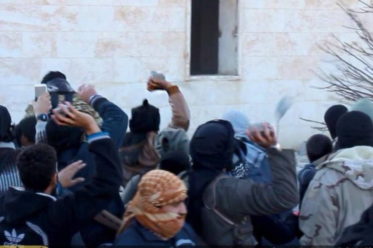 Y luego, la comunidad debe apedrear sus cuerpos.