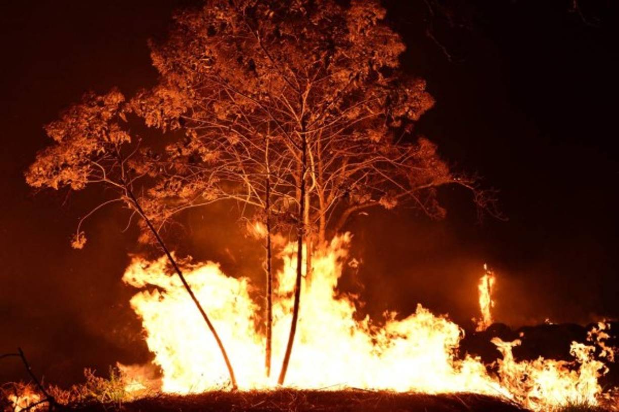 Los incendios mantienen a la capital llena de humo. AFP