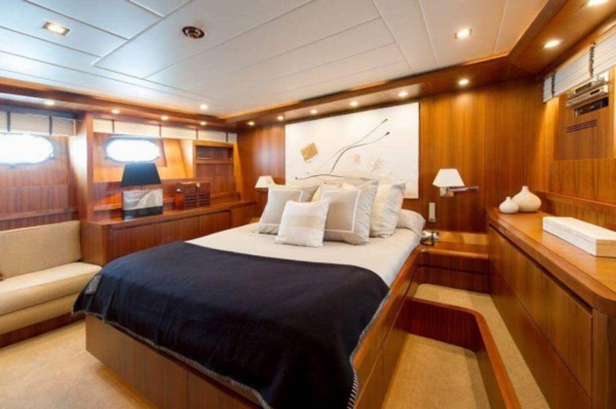 Gracias a su sistema de música en streaming, es posible escuchar la música desde un Iphone a bordo. Cuenta con otros detalles como una pequeña bodega de espectaculares vinos españoles, a disposición de los clientes, así como una selección de puros.