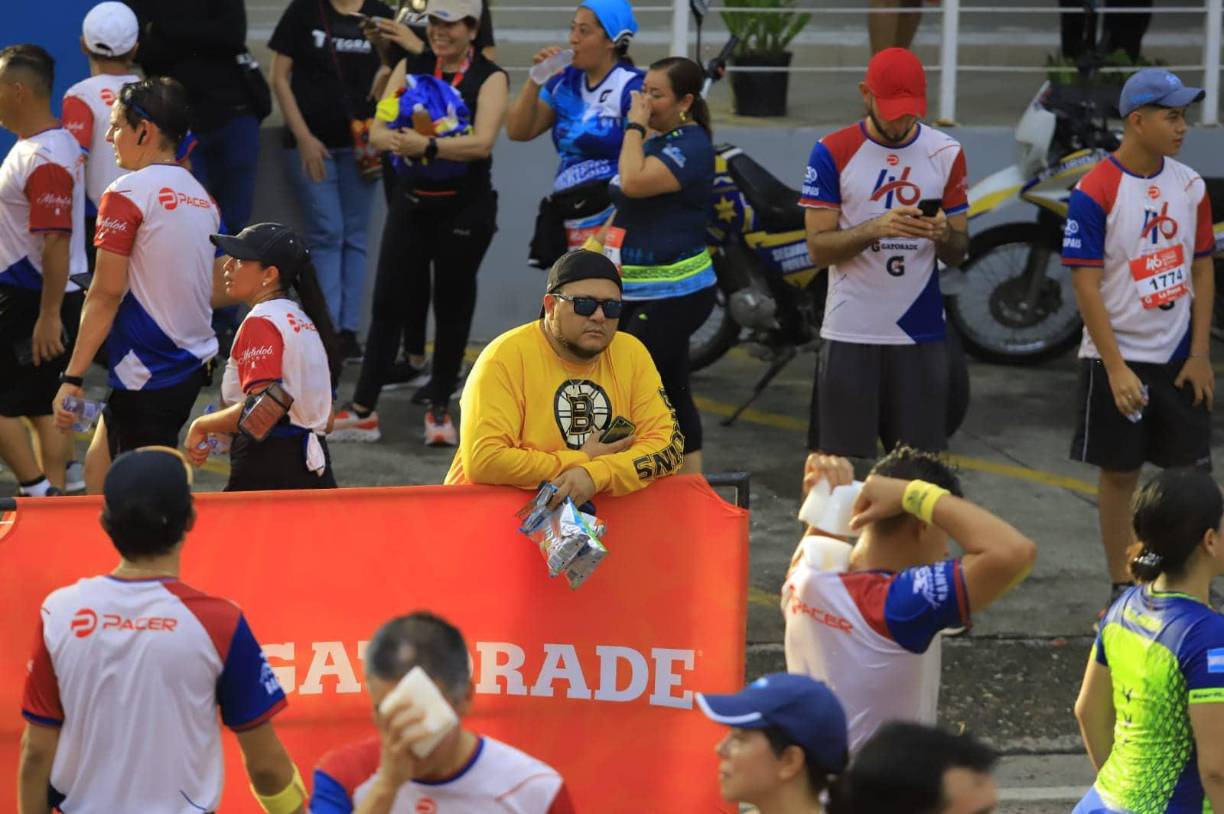 Este joven siguió con mucha seriedad el evento.