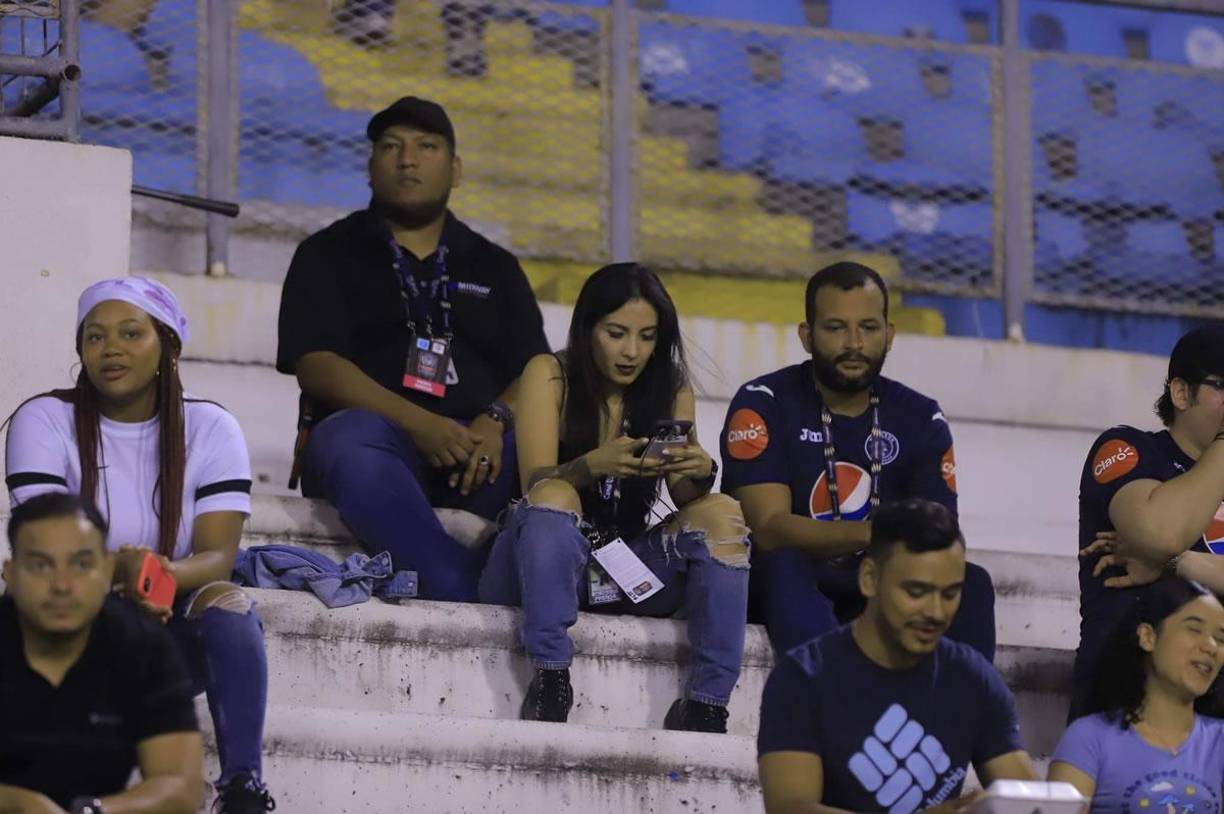 La periodista deportiva Rosa Alvarado, de Canal 11, estuvo presente en el estadio Olímpico durante el partido Motagua-Pachuca.