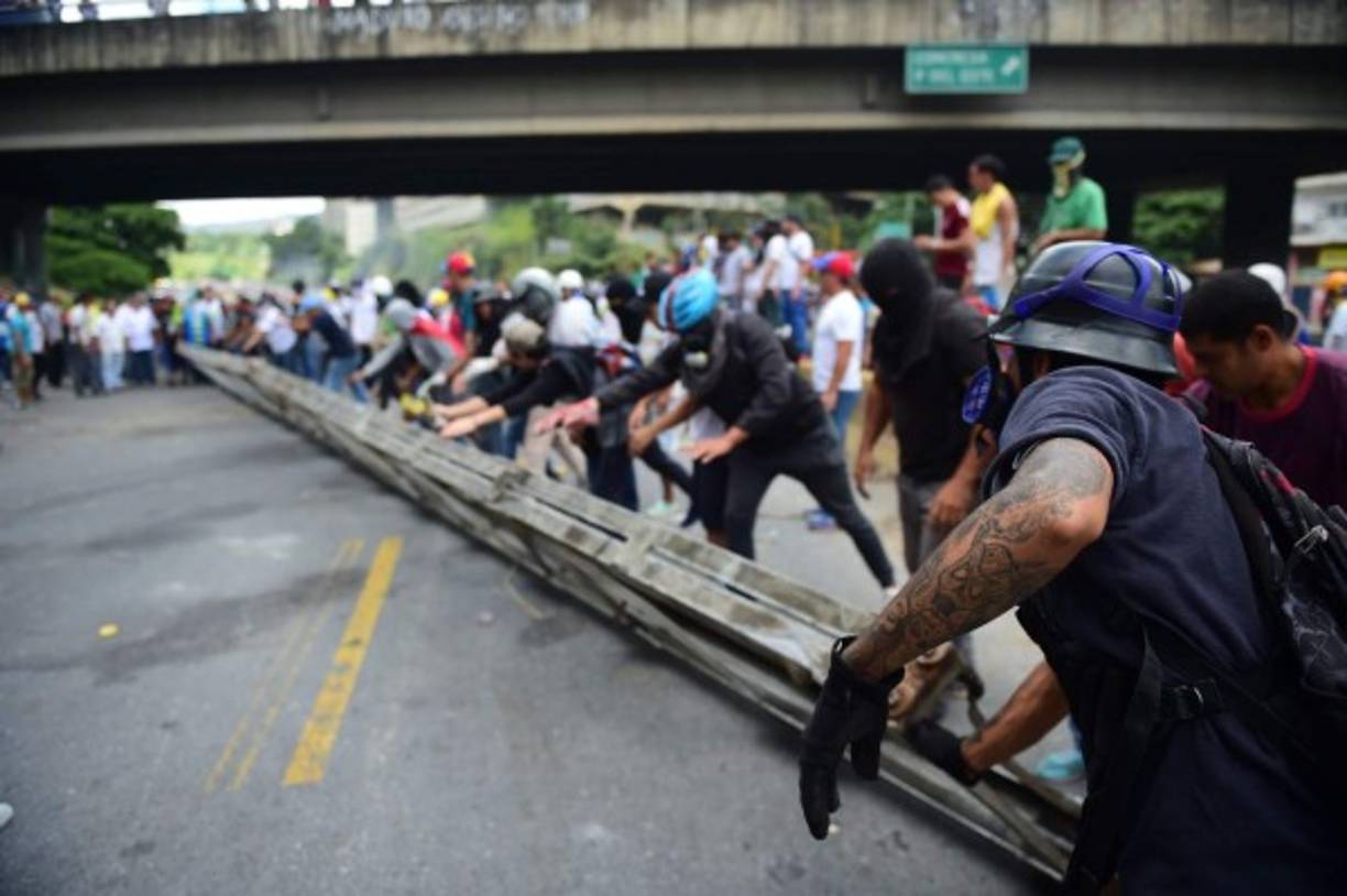 Custodiados por militares, los centros electorales abrieron a las 06H00 (10H00 GMT) para elegir a 545 asambleístas de un suprapoder que regirá al país por tiempo indefinido.