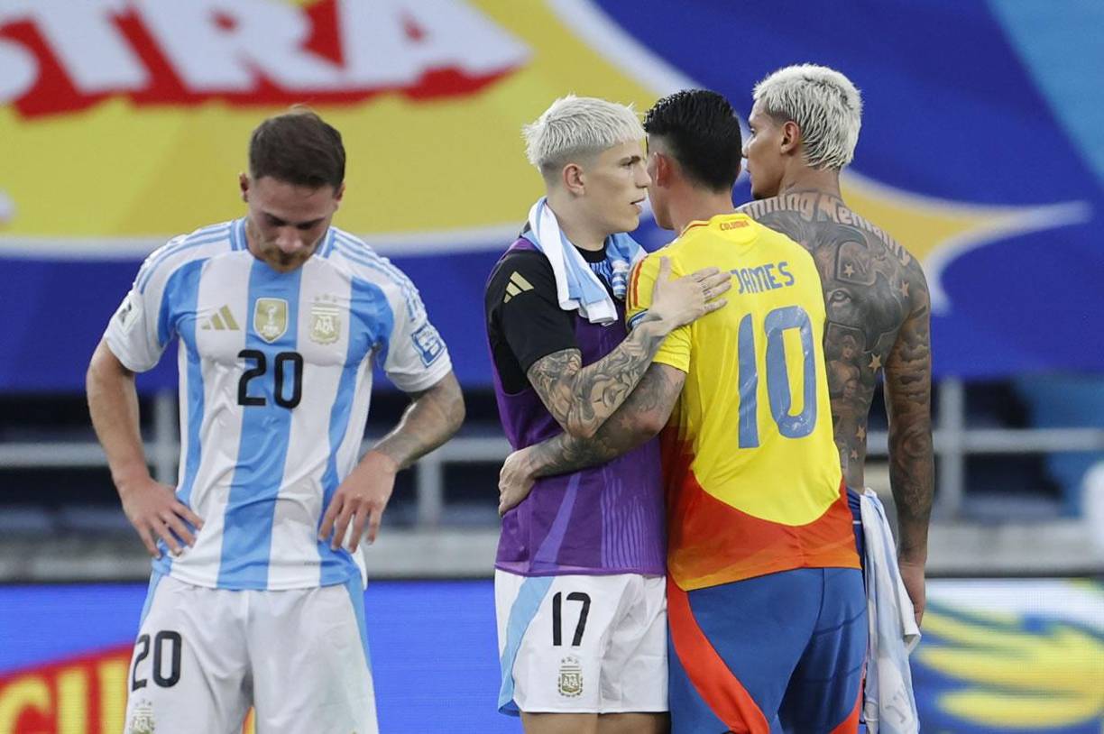 James Rodríguez se despide de Alejandro Garnacho. El ’10’ de Colombia saludó a los jugadores argentinos tras el final del partido.