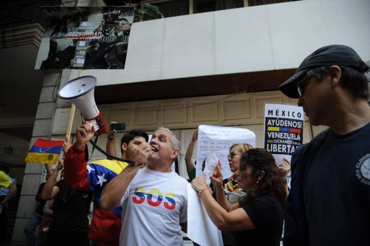 Miembros de la comunidad venezolana en México protestan frente a la embajada de Venezuela en la Ciudad de México
