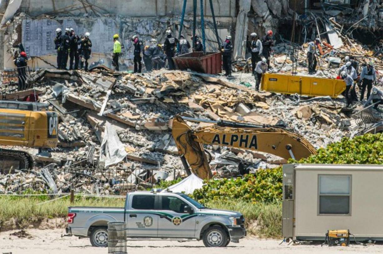 La prioridad sigue centrada en dar con sobrevivientes o restos de víctimas del derrumbe, pero también se buscan indicios de las posibles causas de lo sucedido.