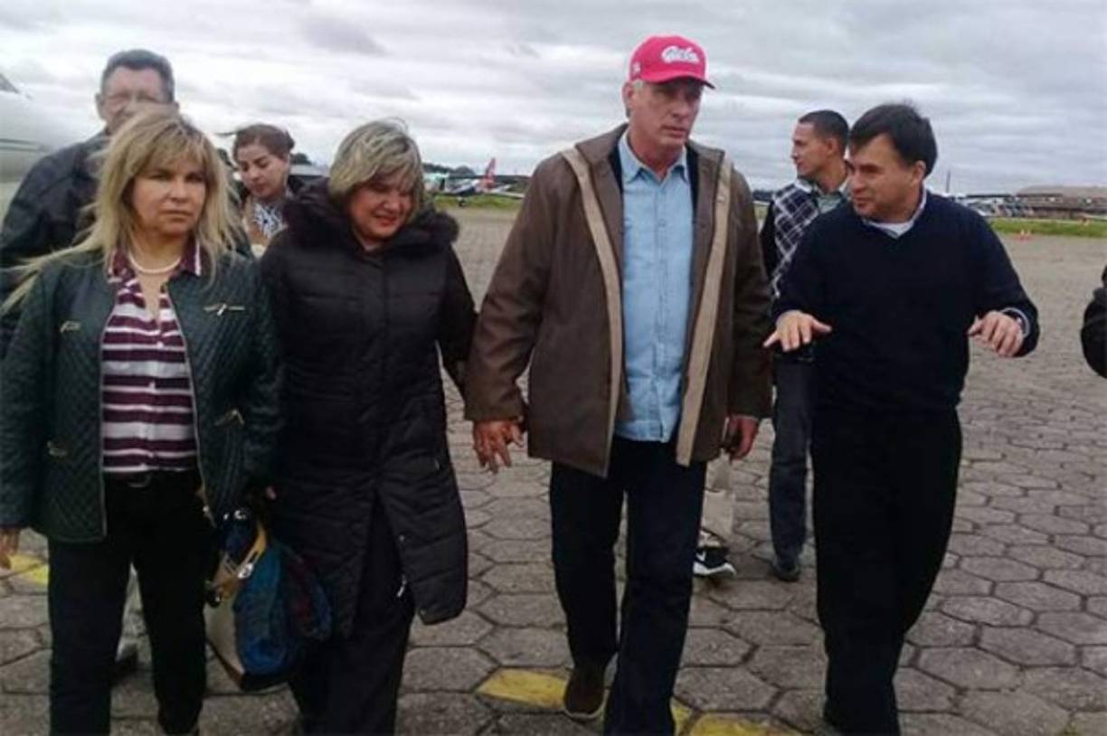 Cuesta Peraza de 47 años, 11 años menor que su esposo, es de una provincia en el este de Cuba. Es licenciada en Pedagogía, con máster en Ciencias Pedagógicas.