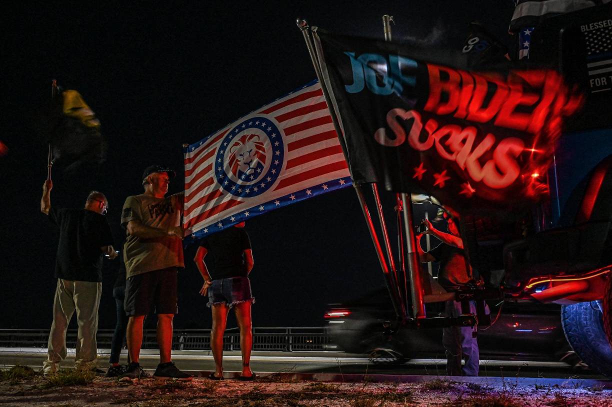 Simpatizantes del exgobernate también se congregaron en el sitio ondeando afiches y banderas de Estados Unidos con el rostro de Trump.