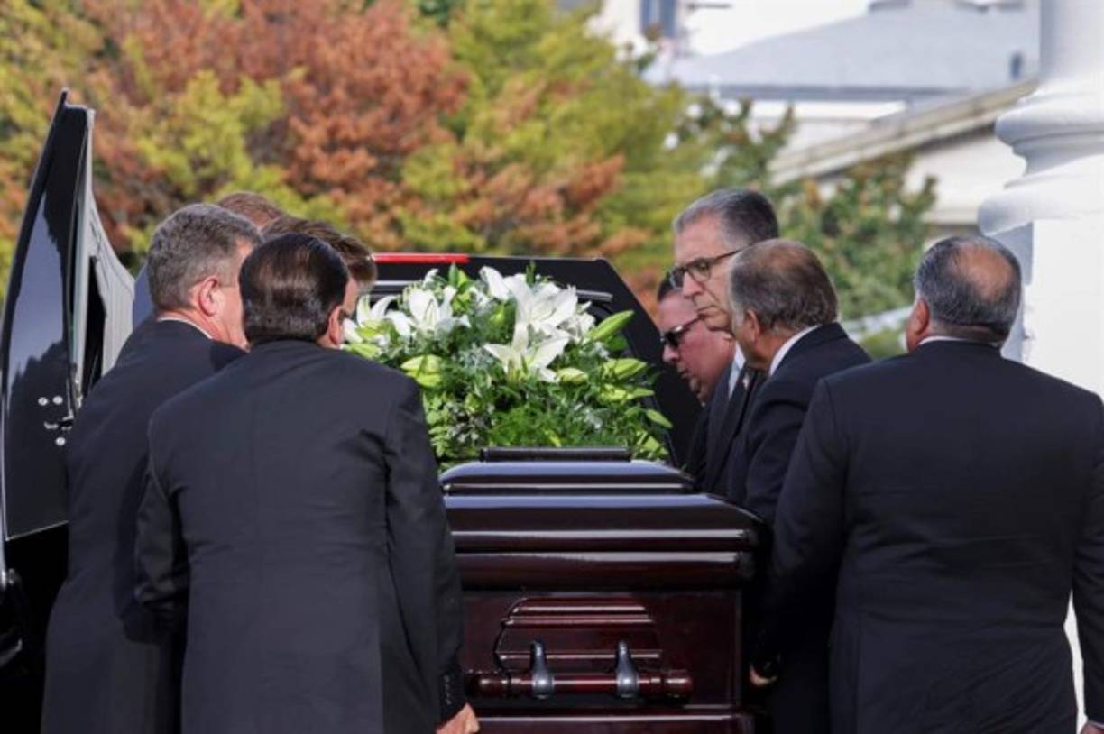 Más tarde, Trump, su esposa y otros integrantes de la familia acompañaron el féretro mientras era transportado del interior de la Casa Blanca desde el Pórtico Norte hasta el coche fúnebre, al ritmo de gaitas que tocaron 'Abide with me', que se suele tocar en exequias.