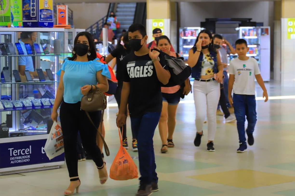 Muchos hondureños que trabajan en la zona norte del país, aprovechan el feriado de la Semana Santa para visitar a sus familiares en sus pueblos de origen. Fotografía: La Prensa / Melvin Cubas