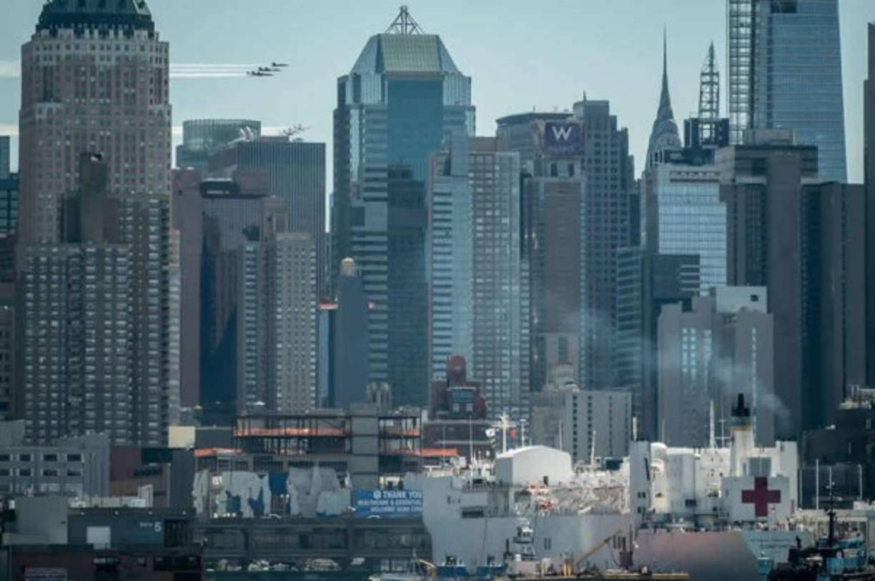 Los Navy Blue Angels de los Estados Unidos y los Thunderbirds de la Fuerza Aérea de los Estados Unidos vuelan hoy sobre la ciudad de Nueva York para saludar a los trabajadores de la salud y responden primero ayudando a combatir el Coronavirus, visto desde Weehawken, Nueva Jersey.