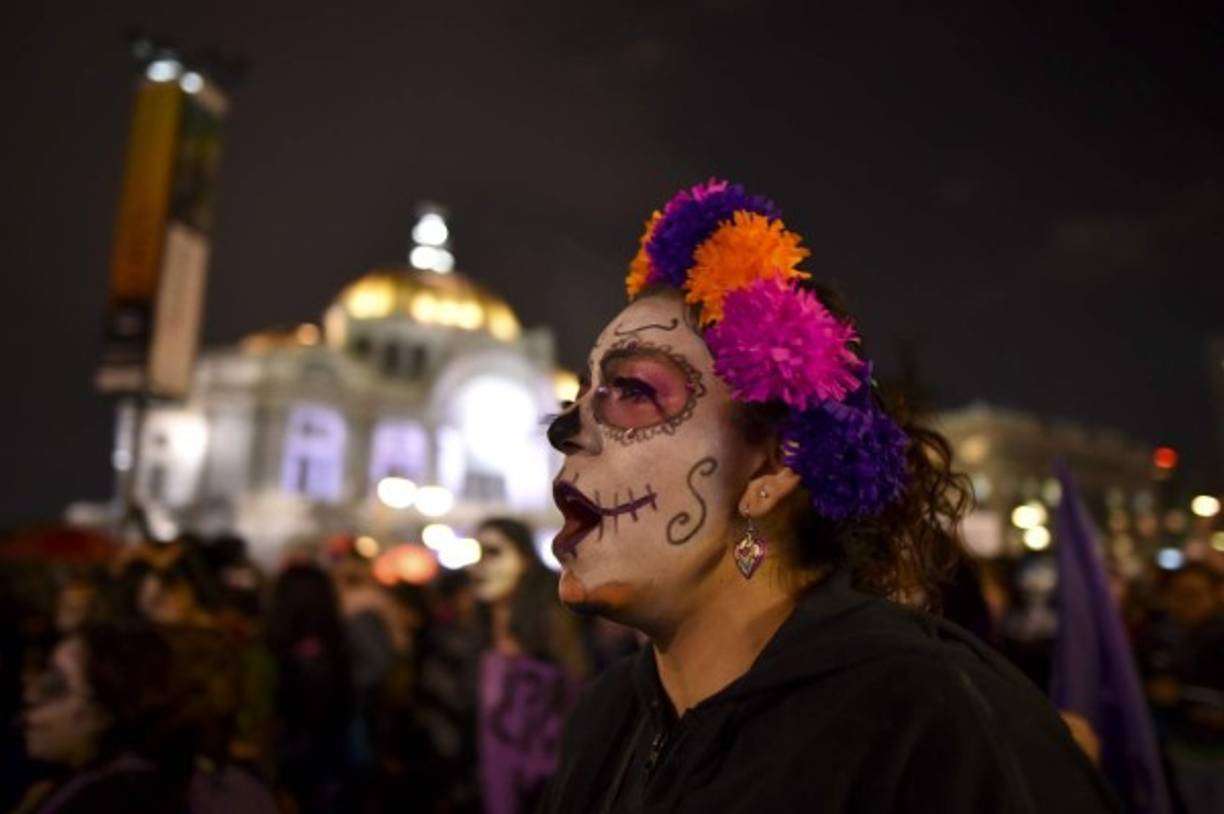El Día de Muertos es una celebración tradicional de origen mesoamericano que honra a los difuntos. Se celebra principalmente los días 1 y 2 de noviembre, aunque en algunos lugares comienza desde el 31 de octubre.