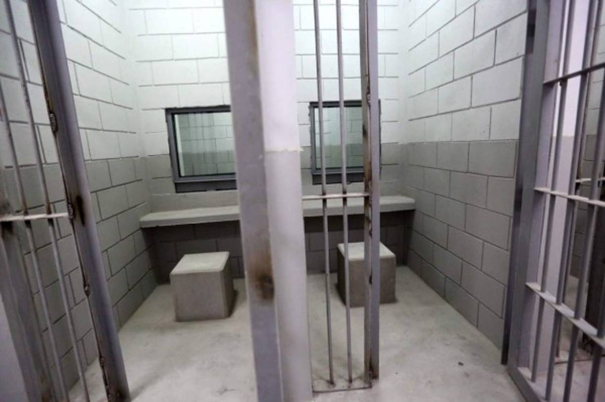 La comida llega a El Pozo a través de carretones. Nadie entra a El Pozo, la comida pasa por dos ventanas donde es recibida por los agentes penitenciarios.