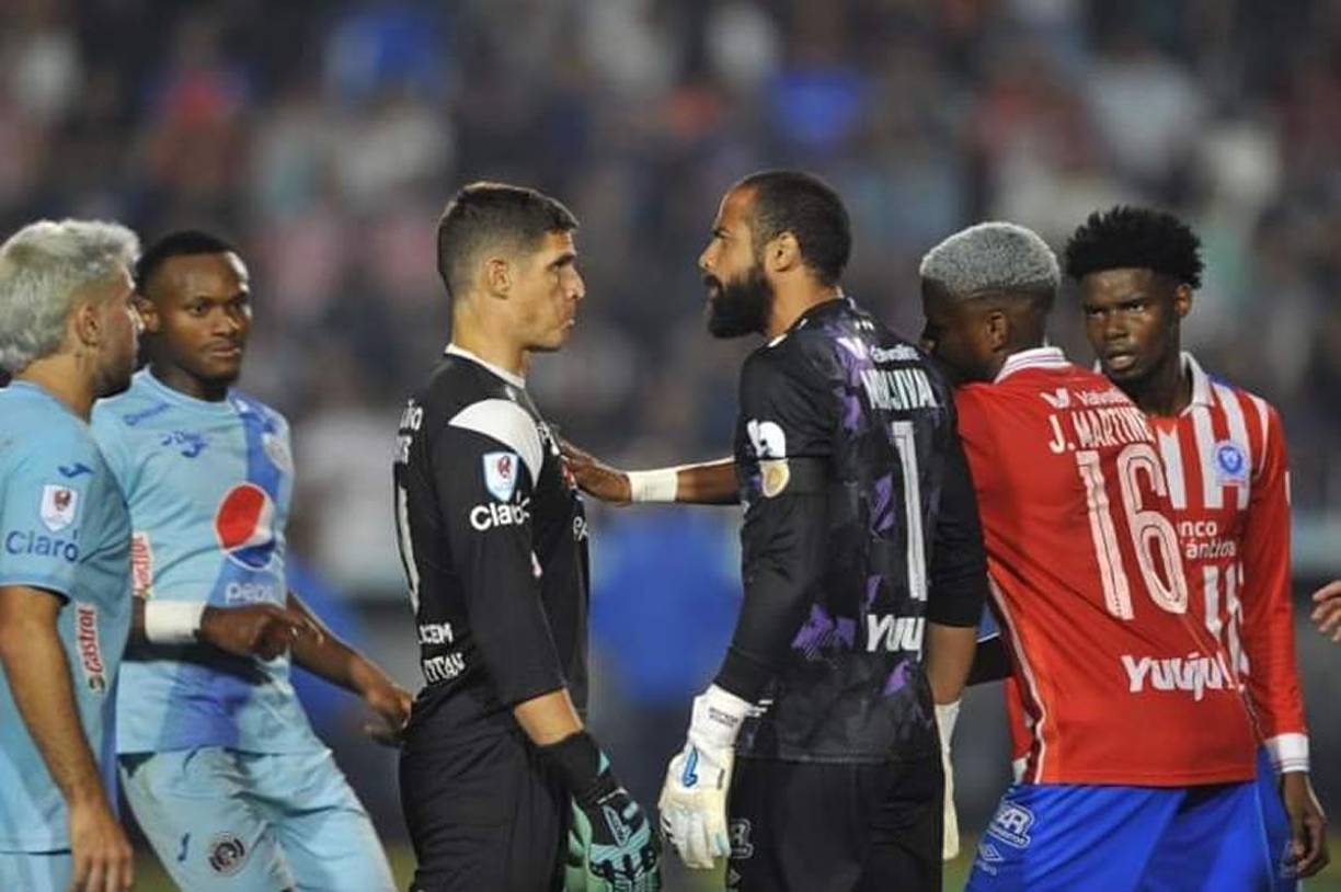 Los porteros Jonathan Rougier y Edrick Menjívar se encararon durante la trifulca en los minutos finales del partido.
