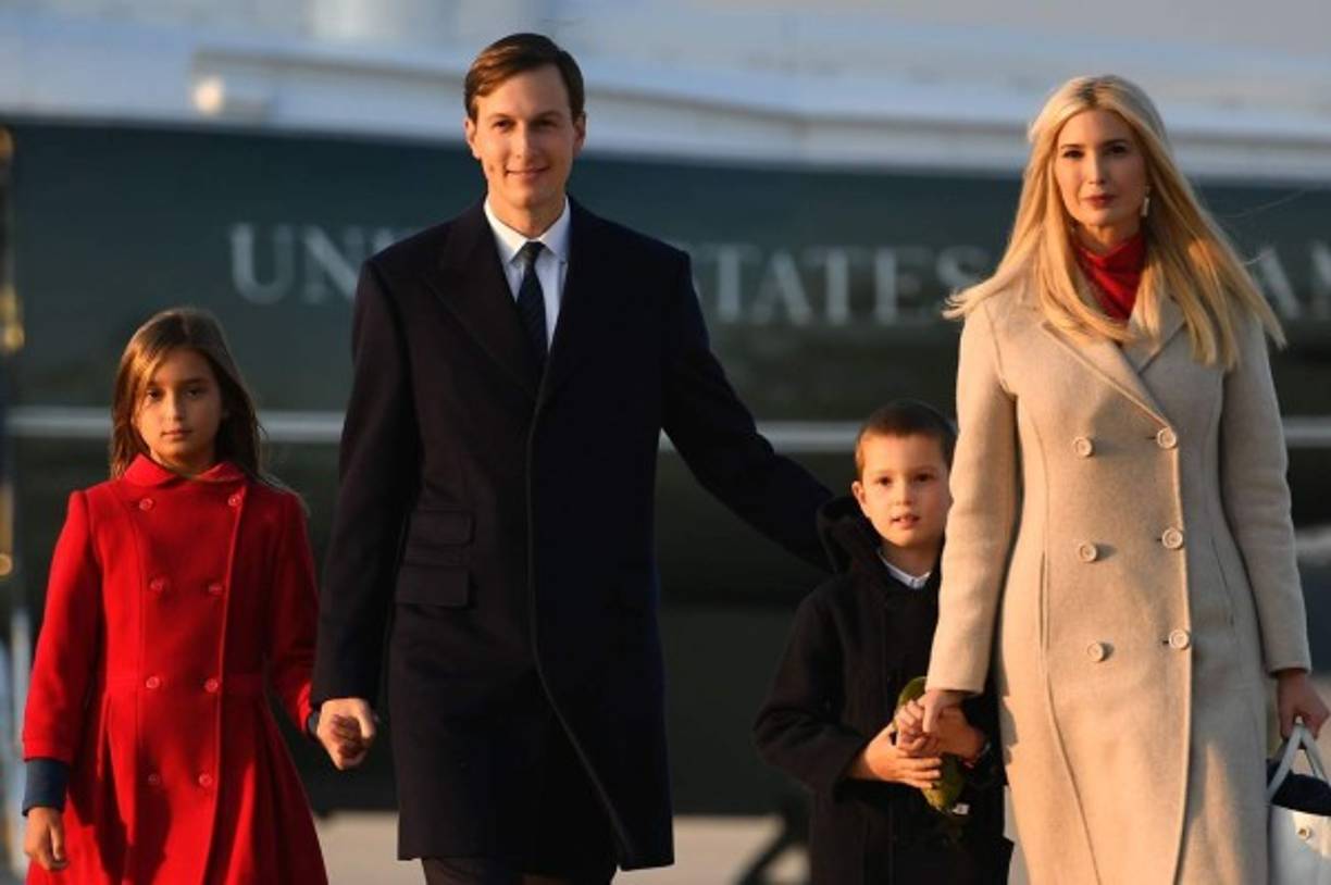 Ivanka y su esposo Jared Kushner, compraron por más de 31 millones de dólares una parcela que era propiedad del cantante español Julio Iglesias en Indian Creek Village, Miami Beach, a una hora de distancia de Mar-a-Lago, el resort de Trump que se convertirá en su nuevo hogar tras abandonar la Casa Blanca.