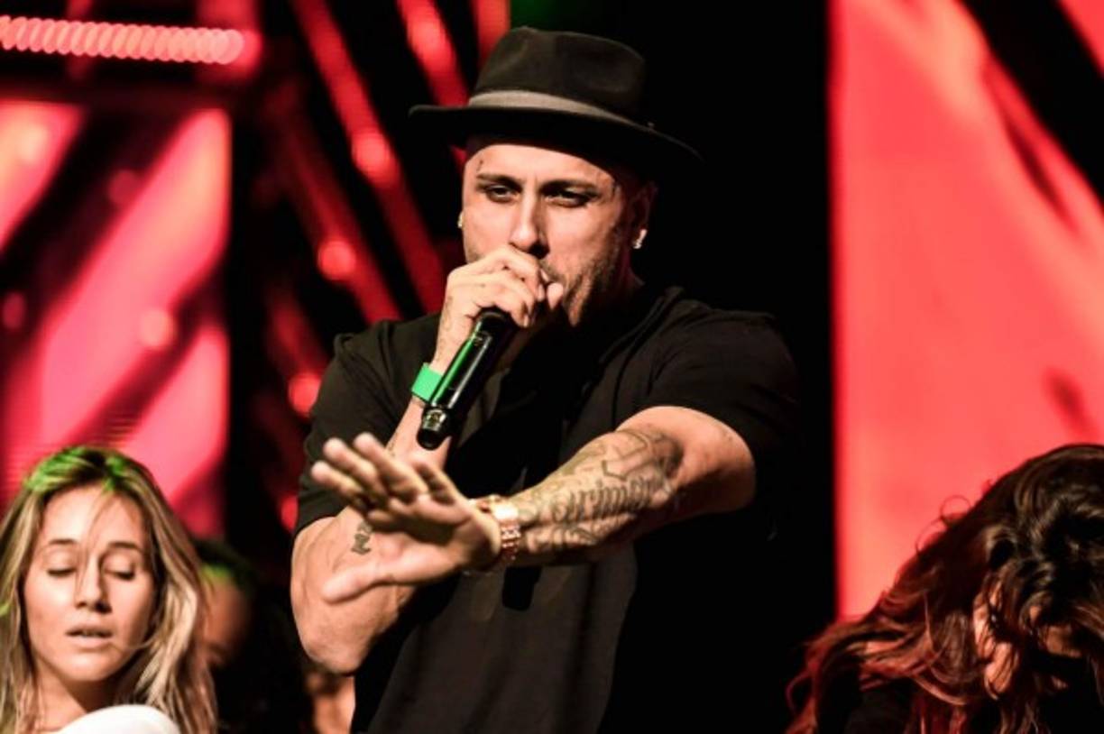 Nicky Jam estaba muy emocionado en el ensayo de los Premios Billboard 2015. Dejó toda su energía en el escenario como siempre.