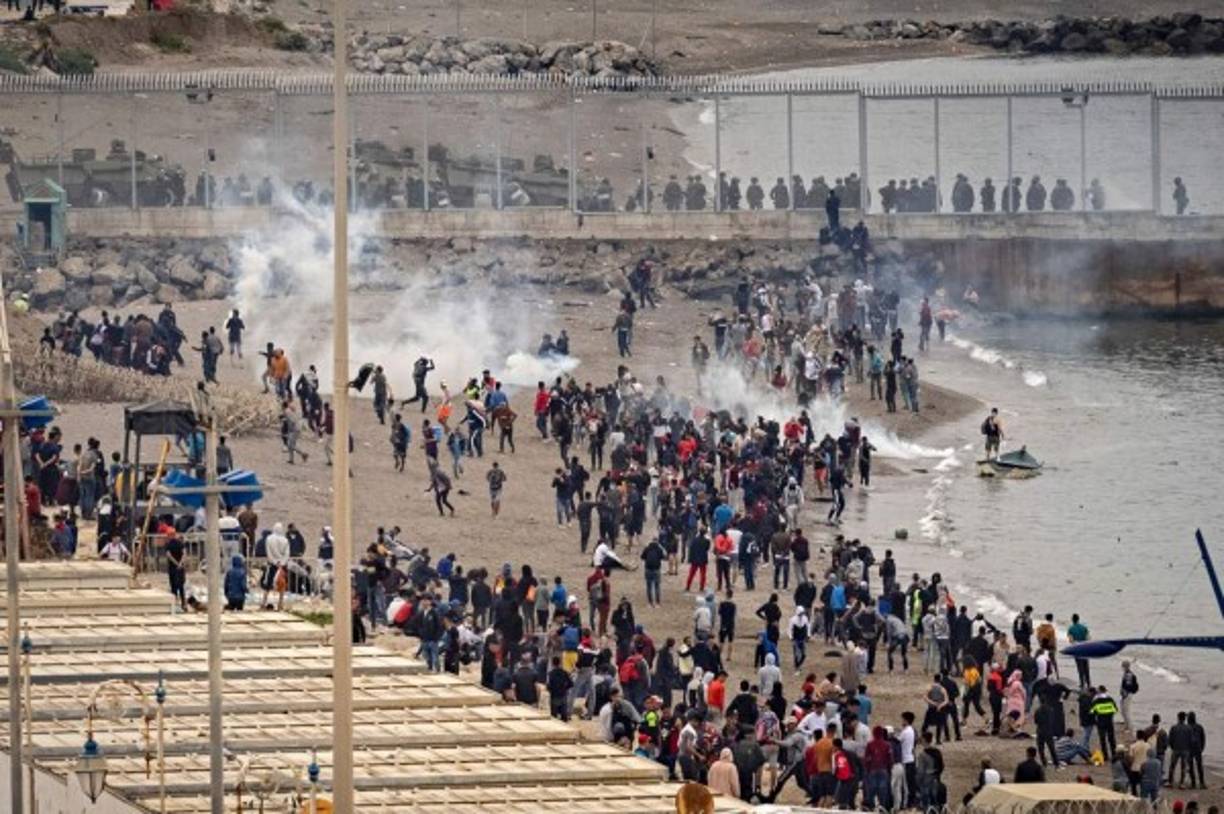 Ante esta situación, el jefe de Ejecutivo de España, Pedro Sánchez, advirtió a Marruecos de que garantizará la integridad territorial de España 'con todos los medios necesarios', y garantizó la seguridad de los ciudadanos de Ceuta ante cualquier eventualidad.<br/>