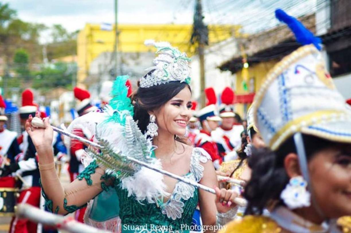 La hermosa palillona cautivó al público al lucirse con un traje color esmeralda. Su bella sonrisa, carisma y presencia escénica enamoró a los presentes.