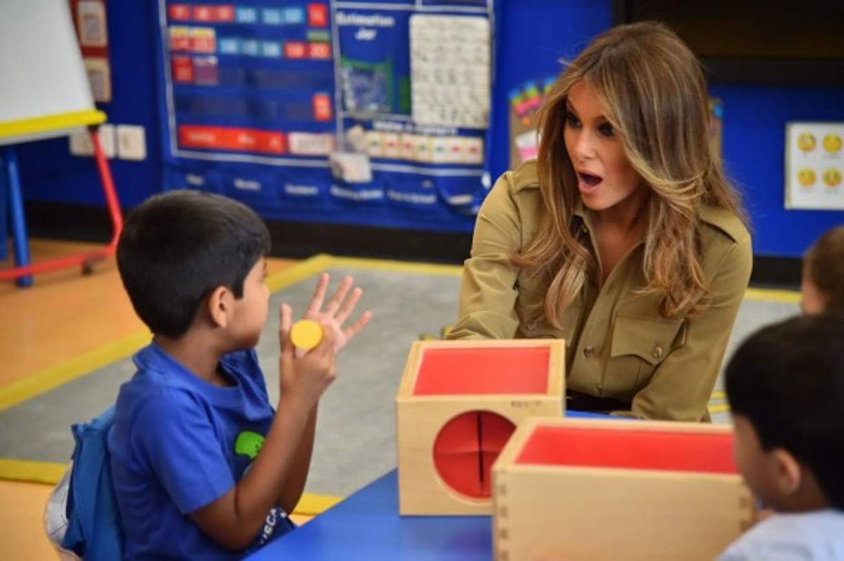'Tuve un hermoso día compartiendo con los niños de la Escuela Americana en Riad', escribió Melania en su cuenta de Twitter.