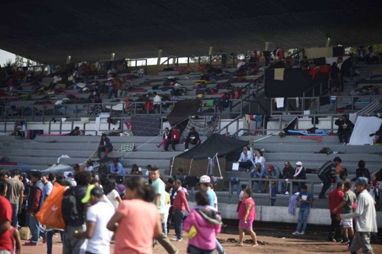 Algunos integrantes de la caravana solo permanecen sentados, otros se divierten contando chistes y adivinanzas.