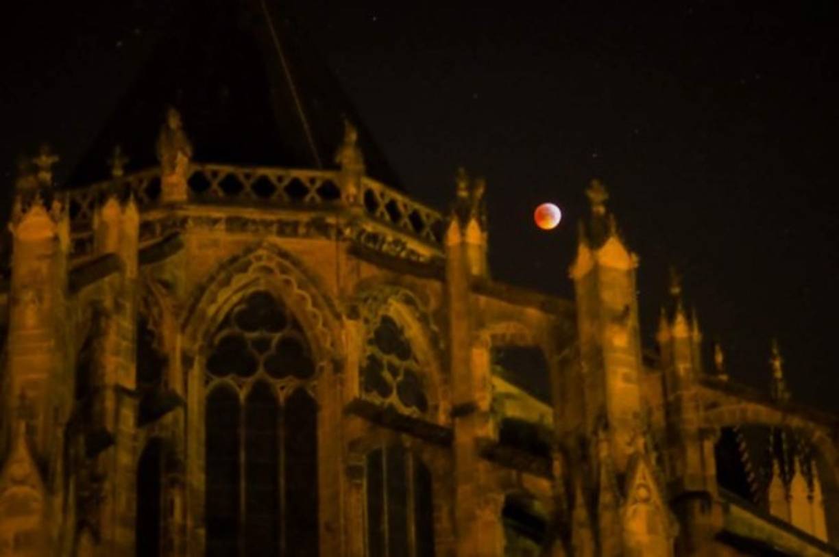 Durante la fase total del eclipse, la Luna apareció pintada de tonos rojos o rosados.
