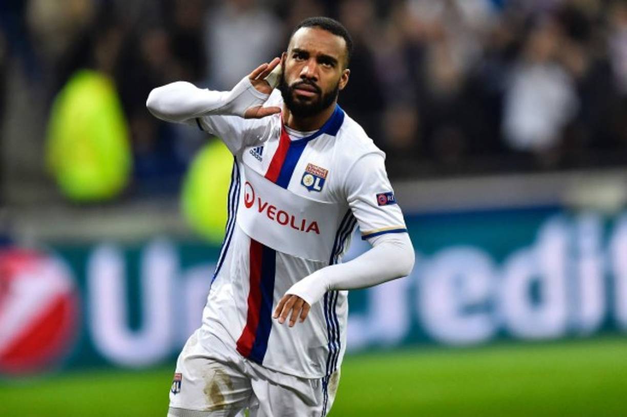 El técnico del Liverpool, Jürgen Klopp, ya se habría decidido por un delantero de cara a la temporada que viene. Según 'Calciomercato', el atacante del Olympique de Lyon, Alexandre Lacazette, sería el objetivo prioritario para reforzar la delantera de los 'reds'. Aún así, su fichaje se presume complicado ya que el club francés pediría alrededor de 60 millones de euros por su traspaso.